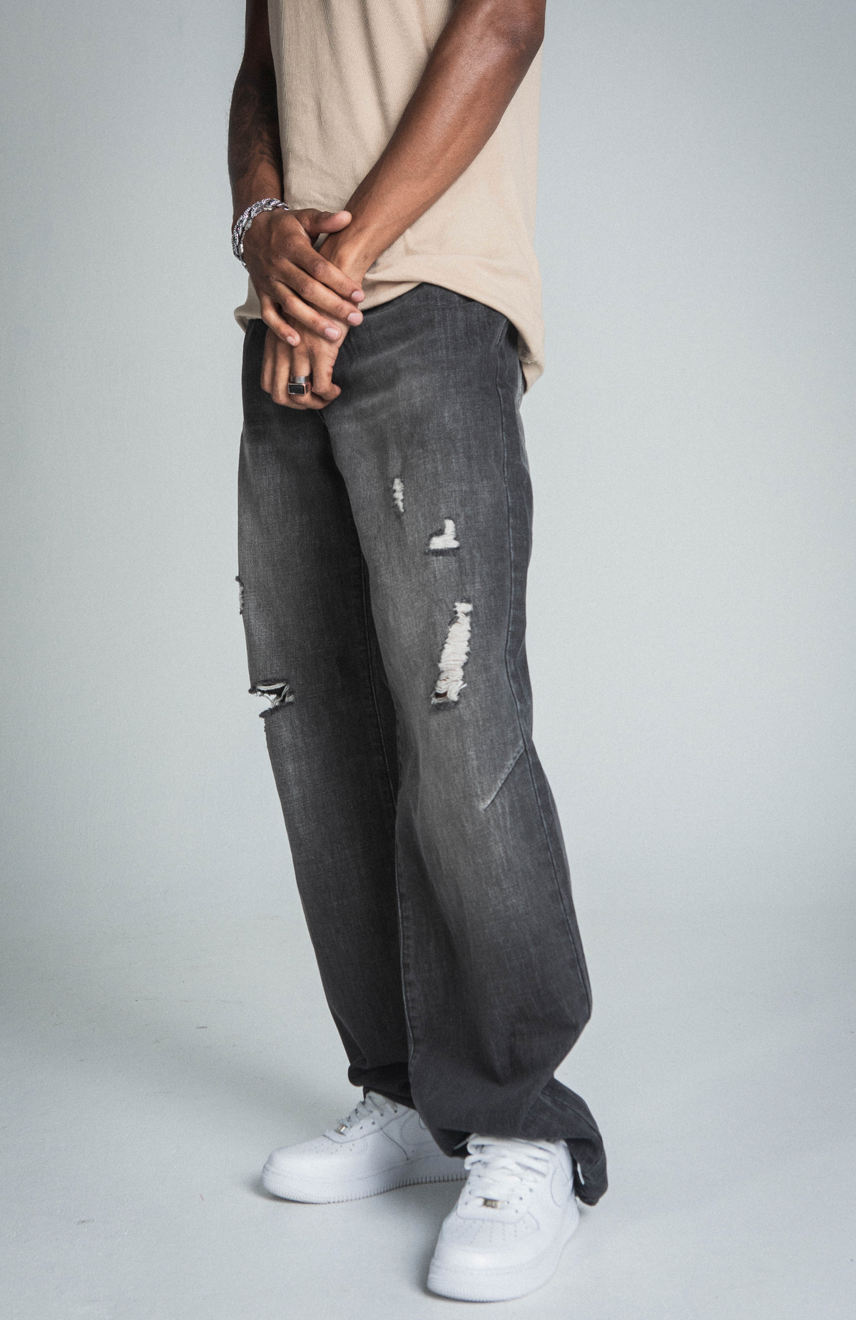 MID-RISE BLACK BAGGY JEANS