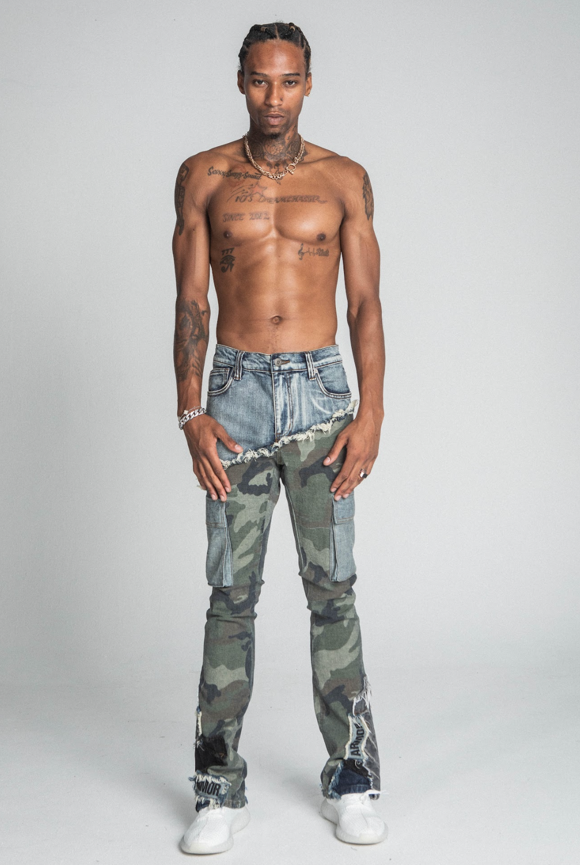 CAMO CARGO POCKETS MID-RISE STACKED JEANS