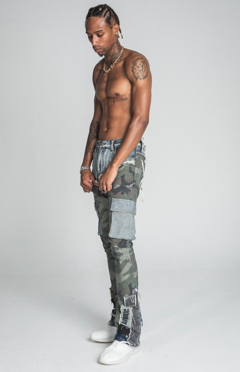 CAMO CARGO POCKETS MID-RISE STACKED JEANS