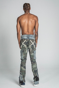 CAMO CARGO POCKETS MID-RISE STACKED JEANS